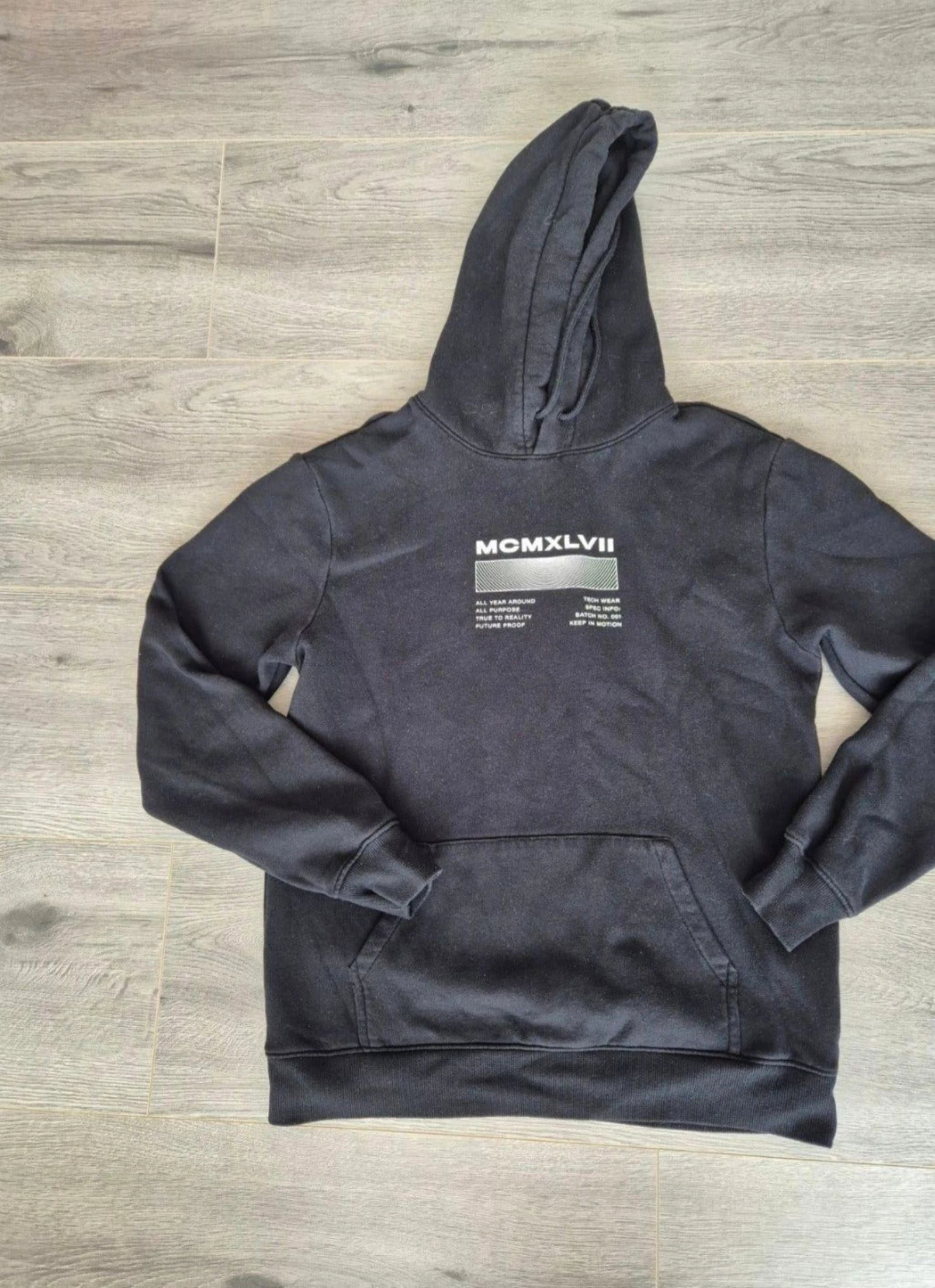 H&M Zwarte Hoodie / Trui met Opdruk MCMXLVII - Maat M (Regular Fit)